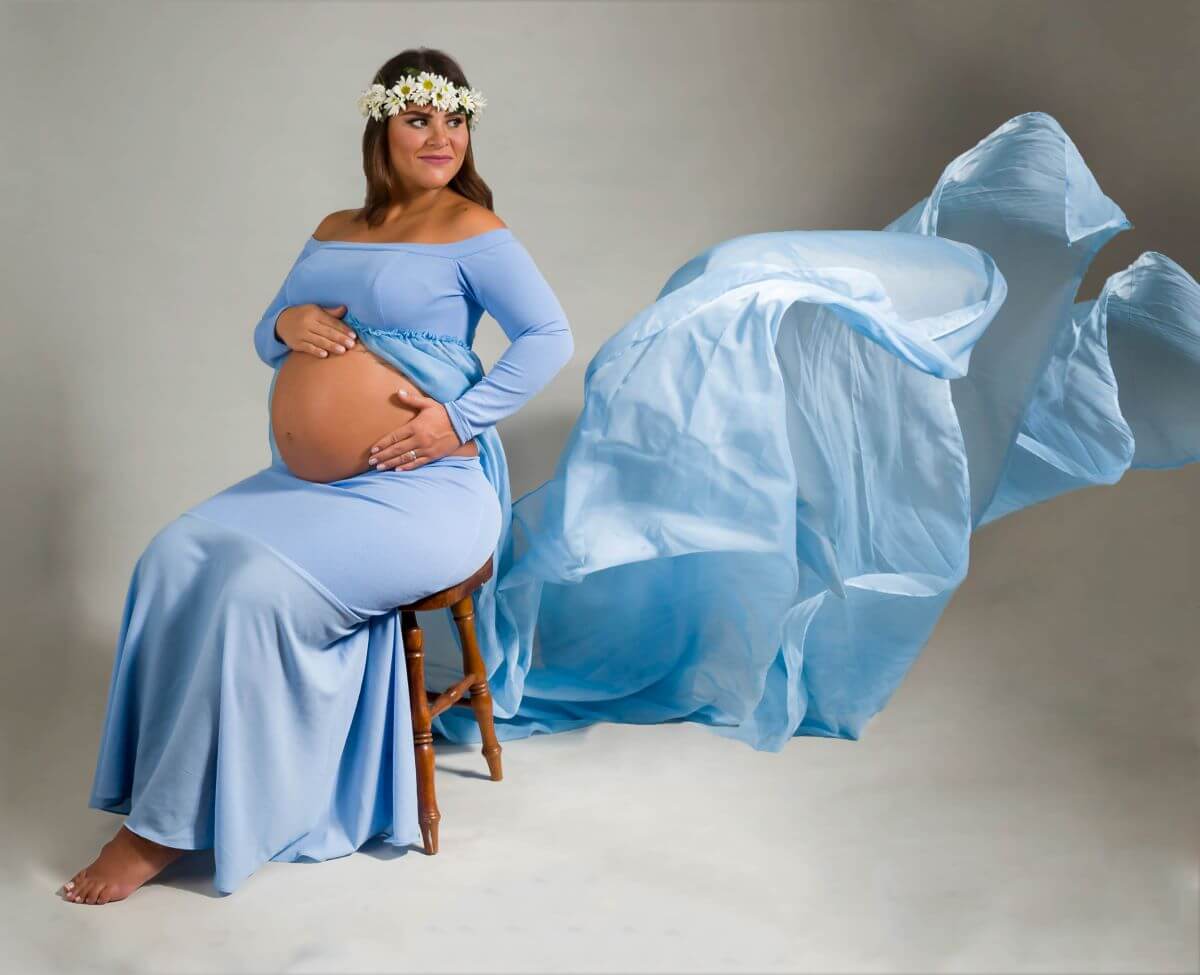 Embarazada con vuelo de telas